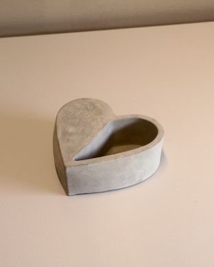 Sydän betonipatsas