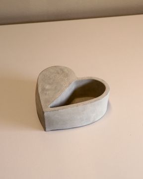 Sydän betonipatsas